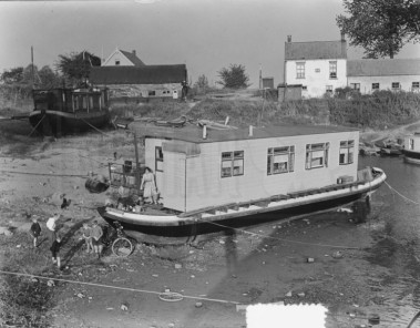 Drooggevallen woonboot bij tiel