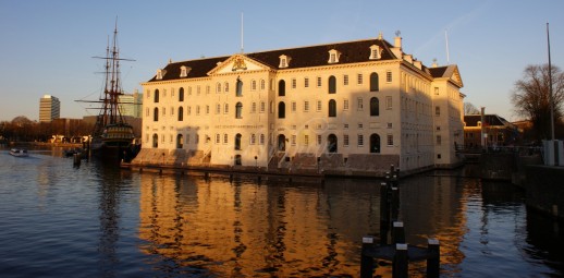 scheepvaartmuseum in ondergaande zon